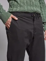 Pantalón negro de corte chino con bolsillos laterales y traseros.