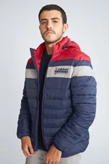 Campera puffer con capucha, diseño tricolor en azul marino, gris y rojo. Cuenta con cierre frontal, bolsillos laterales y logo de la marca estampado en el pecho.