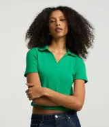 Blusa verde de manga corta confeccionada en tejido rib, con cuello polo y escote en V.