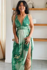 Vestido largo de seda con estampado abstracto en tonos marrones, beige y destellos dorados, con escote en V profundo, tirantes de cuerda anudados al cuello y la cintura, y tajo lateral en la falda.