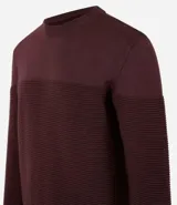 Sueter de punto de la marca Marfinno para hombre, en color marrón, con cuello redondo y diseño con textura acanalada en la parte inferior y las mangas.