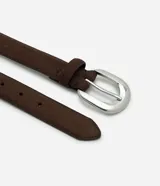 Cinturón masculino Viko de poliuretano con acabado efecto gamuza en color marrón, con hebilla metálica redondeada plateada.