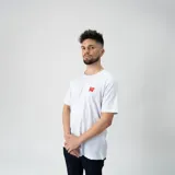 Remera blanca de manga corta con logo de Wrangler estampado en rojo en el pecho.