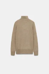 Jersey de cuello alto confeccionado en lana 100%, de manga larga y diseño clásico con acabado de tacto suave.
