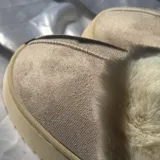 Pantuflas de estar por casa con forro interno de corderito sintético y borde de piel sintética en la abertura.