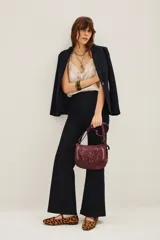 Pantalón de jean azul oscuro, de corte recto y tiro alto.