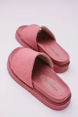 Sandalias negras de plataforma, veganas y amigables con el medio ambiente. Hechas con Piñatex, textil que busca suplantar el cuero animal, hecho a partir de las hojas del ananá.