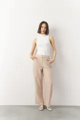 Pantalón de vestir negro, de corte recto y tiro alto.