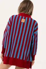 Cárdigan tejido a rayas rojas y celestes, de corte oversize y escote en V.