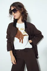 Remera blanca de manga corta con estampado gráfico de un gato marrón y un ratón, y la frase "Full of Joy" en amarillo.