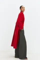 Abrigo entallado de Zara Woman Collection confeccionado en mezcla de lana, con cuello de solapa, manga larga con hombreras, falsos bolsillos de solapa y cierre frontal con botones.