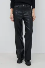 Pantalon de cuero sintetico con corte recto y tiro medio, con costuras verticales decorativas en el frente y bolsillos laterales.