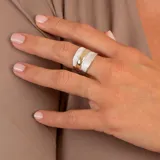 Anillo ancho de plata 925 con acabado satinado texturizado y una franja central lisa de oro.
