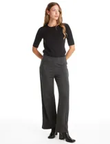 Pantalón de corte wide leg con diseño de espiga, tiro alto y pretina elástica interna. Presenta costuras verticales pespunteadas en el frente y en la parte trasera de cada pierna.