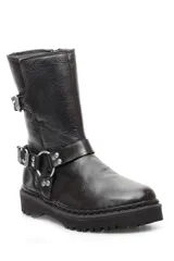 Bota de caña media confeccionada en cuero negro, con suela track dentada. Presenta un diseño con dos correas ajustables con hebillas metálicas y un detalle de argolla metálica en la parte inferior, además de cierre lateral.