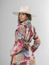 Tapado largo de mujer con estampado artístico abstracto en tonos rojizos, burdeos, azules y beige. Posee cuello solapa y calce recto.