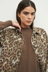 Polera color beige de manga larga con puños elastizados y aberturas laterales.