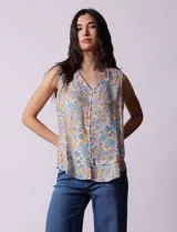 Blusa sin mangas de gasa estampada, marca Zac & Rachel. Escote en V, abertura central con botones y ruedo con volado.