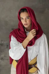 Pashmina rectangular de tejido suave y liviano, con caída fluida y diseño versátil.