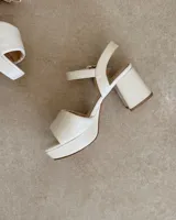 Sandalias doradas de cuero vacuno con plataforma y taco bloque de 7 cm.