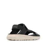 Sandalia deportiva Columbia con tiras ajustables de velcro, diseño ergonómico con suela de espuma EVA ligera y tecnología de tracción Omni-GRIP.