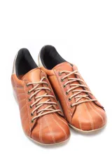 Zapatillas de cuero color marrón con suela de goma con cámara de aire y cordones.