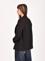 Blazer color camel de corte holgado, con cuello solapa y bolsillos frontales.