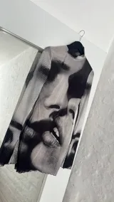 Minivestido ajustado con cuello alto y mangas largas acampanadas, con estampado abstracto en blanco y negro.