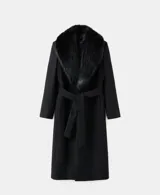 Abrigo largo de lana italiana Manteco, de corte recto y diseño estructurado. Presenta cuello con solapas y cuello de pelo sintético desmontable. Incluye cinturón tipo batín para ajuste en la cintura, dos bolsillos laterales y forro interior completo.