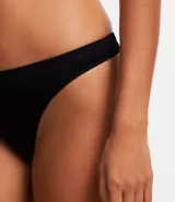 Kit de tres bombachas tipo bikini hilo sin costura, en colores blanco, negro y nude.