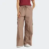 Pantalón cargo de tejido de nylon reciclado color marrón, con efecto arrugado, cintura ajustable con cordón y bolsillos cargo laterales. Presenta un corte ancho y tiro alto.