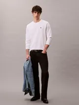 Remera de manga larga Calvin Klein color blanco, con cuello redondo y diseño holgado. Cuenta con el monograma CK bordado en el pecho.