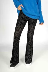 Pantalón acampanado negro con estampado de leopardo en terciopelo.