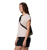 Bolso bandolera de Columbia color arena, con tecnología Omni-SHIELD™ de repelencia al agua y a las manchas, cremalleras YKK y múltiples bolsillos de seguridad.