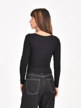 Remera de manga larga en tejido acanalado, color negro, con escote redondo amplio y corte ajustado al cuerpo.
