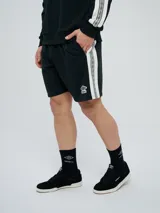 Bermuda de felpa azul marino con cordón ajustable en la cintura, bolsillos laterales y el logo de Umbro bordado en blanco en la pierna izquierda.