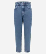Pantalón mom jean celeste de tiro alto, con bolsillos delanteros y traseros, cierre con cremallera y botón, y ruedo doblado.