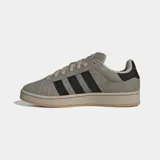 Championes Adidas modelo Campus 00s, con diseño inspirado en los años 80. Presentan una parte superior de gamuza texturizada en color verde oliva, con las icónicas tres rayas laterales en negro y detalle en el talón. Cuentan con cordones anchos y suela de goma en tono beige.