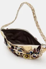 Bolso de mano con cuerpo cubierto de abalorios y apliques florales bordados, con asa corta y cierre de cremallera.