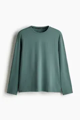 Remera deportiva de manga larga en tejido funcional con tecnología DryMove, diseñada para absorber el sudor y mantener la frescura durante el ejercicio. Presenta cuello redondo, corte estándar y aberturas laterales en el bajo.