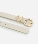 Kit de tres cinturones femeninos de material sintético con hebilla metálica cuadrada. El set incluye un cinturón color tostado, uno color beige y uno color negro, cada uno con diferentes texturas y detalles en los pasadores.