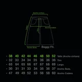 Bermuda de jean estilo baggy con lavado verde desgastado. Presenta grandes bolsillos traseros con bordados en hilo rojo que simulan caracteres chinos.