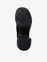 Mocasín de piel vacuna color negro, con suela de plataforma y tacón grueso. Presenta un diseño clásico con antifaz en el empeine y logo de la marca en el talón.
