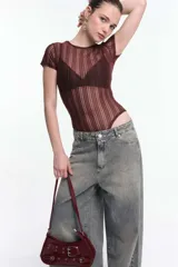 Body rosado de lycra acanalada, con mangas cortas y cuello redondo.