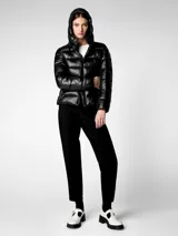 Campera puffer azul marino con capucha desmontable, cuello alto y cierre frontal con cremallera.