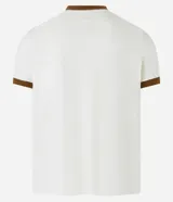Remera de algodón modelo baby tee, color blanco con cuello y bordes de mangas en color marrón. Presenta un pequeño parche gomoso con la palabra Lucky en el centro del pecho.