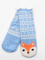 Medias de lana gruesa color celeste con diseño de patrón nórdico de copos de nieve en blanco y un aplique de zorro naranja en la punta. Cuentan con forro interior de sherpa blanco y suelas antideslizantes.
