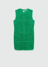 Vestido corto de crochet en color verde vibrante, con diseño recto, cuello redondo y sin mangas. Presenta un tejido de punto grueso con patrón calado y terminaciones festoneadas en el ruedo.