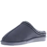 Pantuflas tipo zueco color bordó, con exterior de gamuza sintética y borde superior decorado con costuras trenzadas. Interior forrado en piel sintética al tono y suela de goma plana.