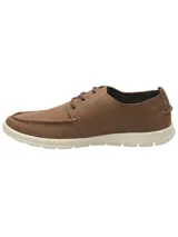 Zapato casual tipo náutico de cuero marrón con cordones, suela de goma blanca y logo de la marca grabado en el lateral.